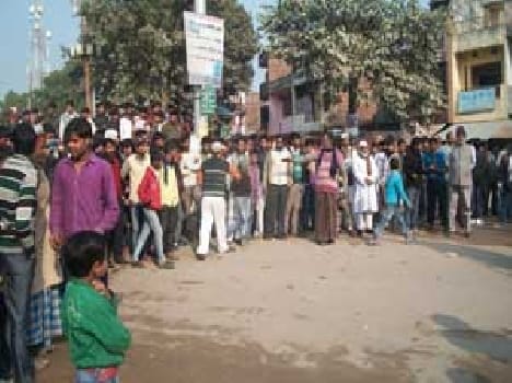 Jam in Maharajganj successively for the third day of the murder.