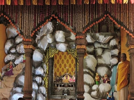 religious function in thakur radharaman temple 