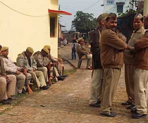 Police arrested Hindu yuva vahini workers in Kushinagar for for protesting against religion conversion