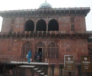 painting and arms demanded from delhi mumtaz museum