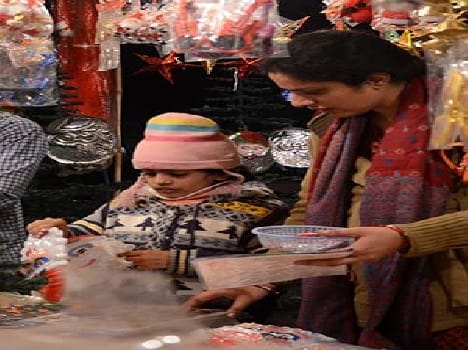 Children are preparing for Christmas