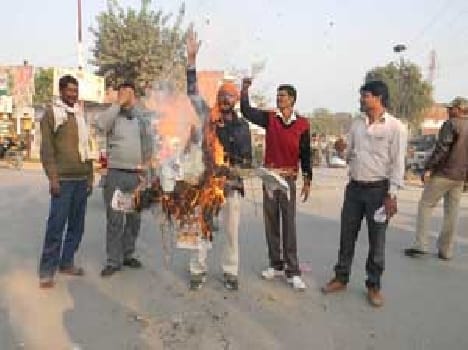 burnt effigy of terrorism by Hindu yuwa vahini