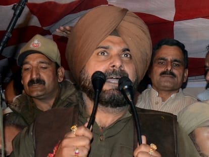 Navjot Singh Sidhu's convoy attacked by stone-pelters in Jammu