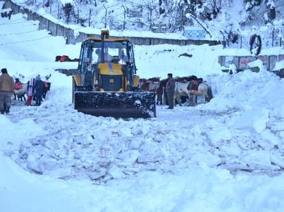 snowfall in himachal: blackout on fifth day.