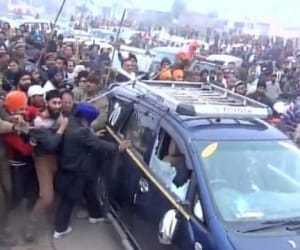 Navjot Singh Sidhu's convoy attacked by stone-pelters in Jammu