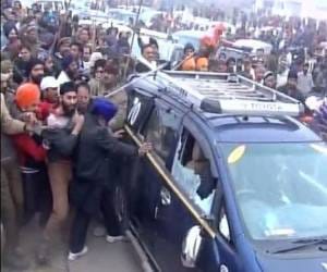 Unidentified people throw stones at Navjot Singh Sidhu's convoy in Jammu.