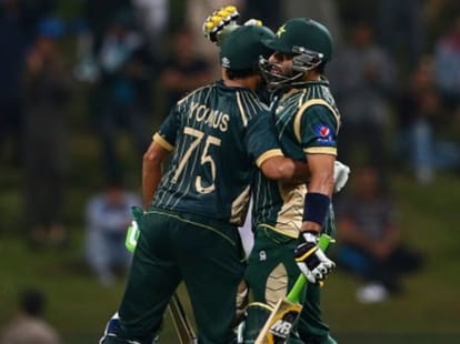 new zealand beat pakistan in 4th ODI at abudhabi.