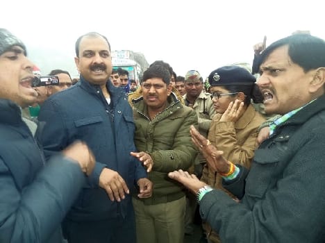 NH-2 has been blocked after on died in accident
