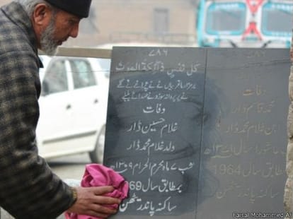 special story on kashmir graveyard