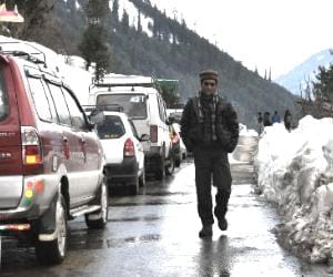 heavy snowfall in himachal, transport system failed.
