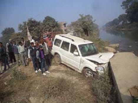Scorpio falls into canal , five injured