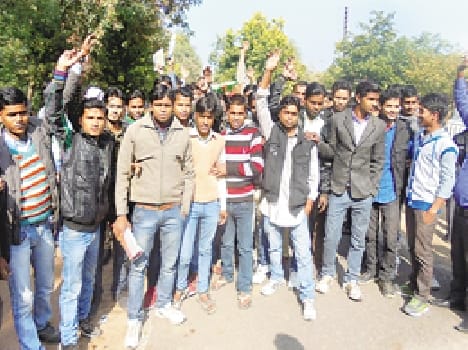  Farmers students , put jam on the road