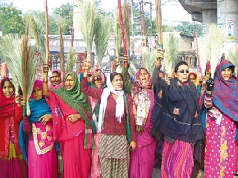 The cleaning of the village gulabi-gang-women-would-demostration