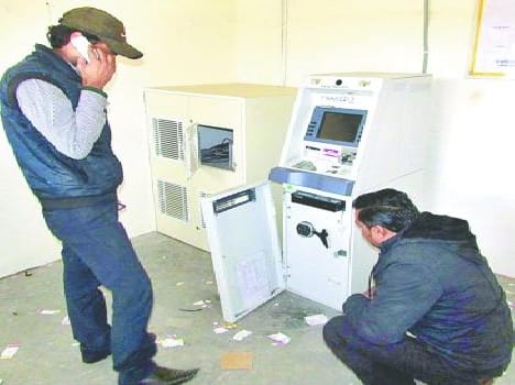 The thieves cut the ATM, Cash did not take
