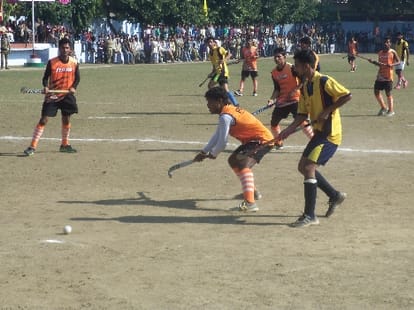 Punjab Team Players Shamefull Deed with Referee during Hockey Match