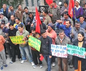 cpim protest at dc office shimla.