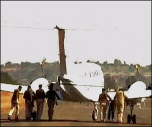 police push plane of chief minister in madhya pradesh