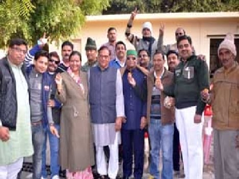 bjp workers celebrate with sweets & crackers