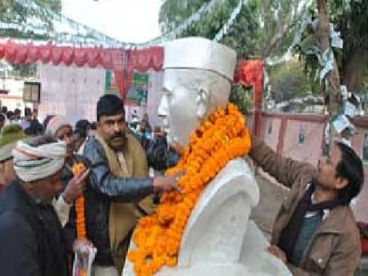 Akhilesh goverment annouce one more public holiday for political reason.