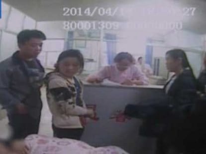 mother gives birth and throws newborn in toilet