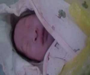 mother gives birth and throws newborn in toilet