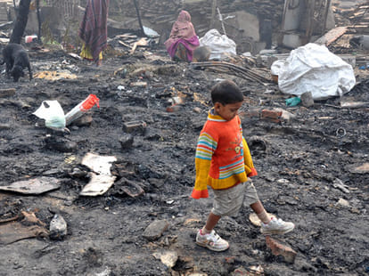72 slums fired in Sarafabad , many homeless.