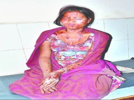 Crude bombs exploded in the bushes, the mother-daughter injured