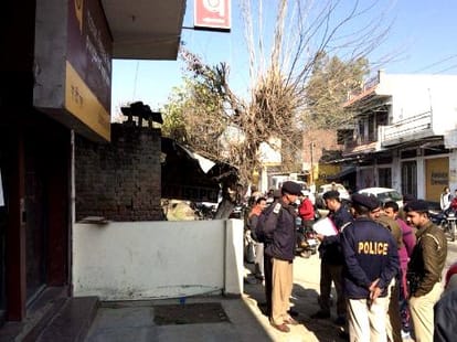 a new style of atm theft, be alert.