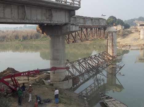 600 Crore bridge collapsed soon after construction in Jaunpur