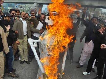 abvp and congress protest against minister majithia