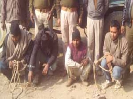 Four people arrested , two continue to seek