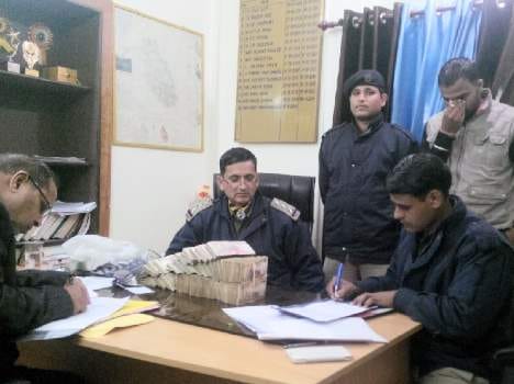 three arrested on the suspicion of illicit money a sum of 22 lakh in mandi.