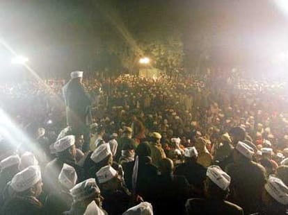Stone pelted on Arvind kejriwal in a rally