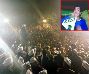 Stone pelted on Arvind kejriwal in a rally