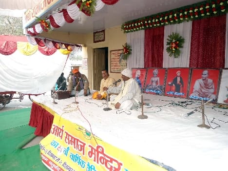 praises in Arya Samaj temple