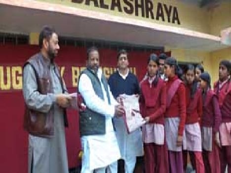 School kids get dress