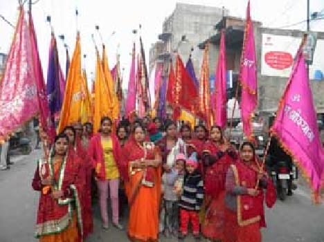 On the eve of the festival turned flag flying