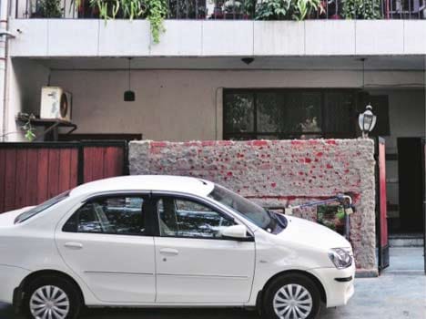 Tortured maid flees away from employers house in greater kailash.