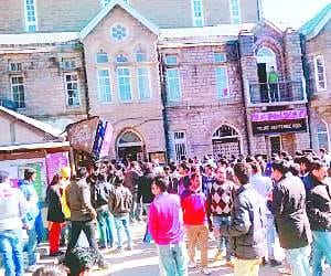 Himachal police constable beaten up by the public in shimla.