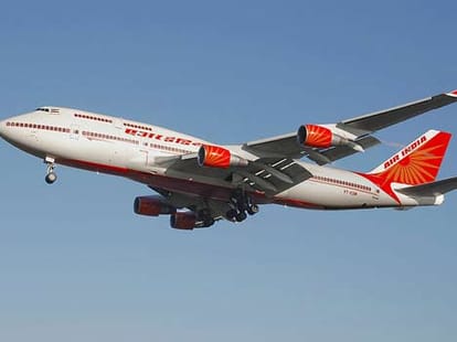 flight delayed because pilot not trained to land in heavy fog
