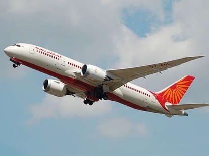 air india pilot beat engineer in plane cockpit
