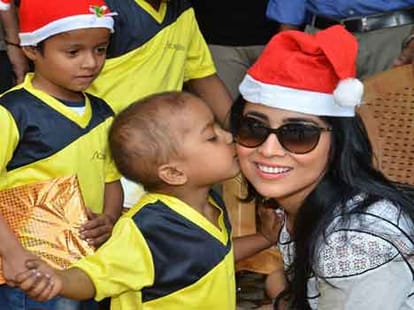  Sunny Leoni gave her husband a big gift