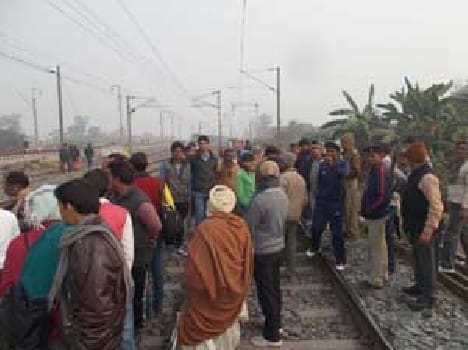 Killed five people , including senior section engineer slip by train