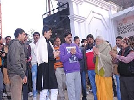 Raja bhaiya amaresh given the wreath