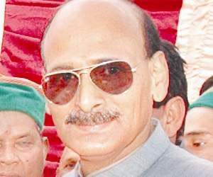 tug-of-war between cm virbhadra singh and mla ravinder ravi over central unniversity issue.