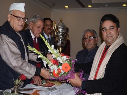 governor aziz kureshi statement on politician bureaucrat.