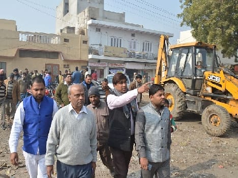 attempt to construct illegal building on public land in mathura