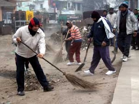 puran singh cleaning campain in boulia, varanasi