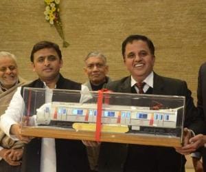 akhilesh to demonstrate development of UP in gujarat.