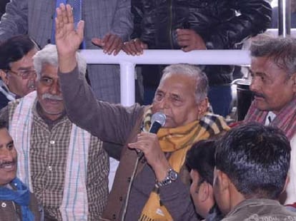 Mulayam singh sang a song in Saifai Mahotsav